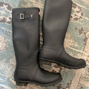 Women’s matte black hunter rainboots